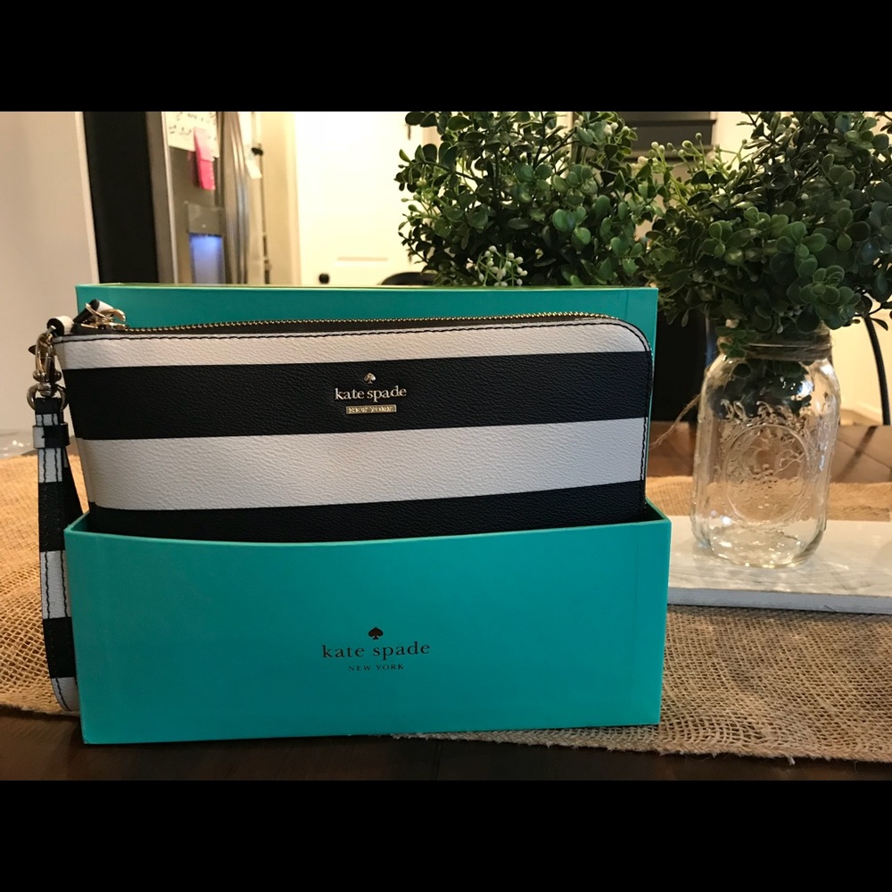 Never used Kate Spade iPhone Charging Clutch - Picture 2 of 3